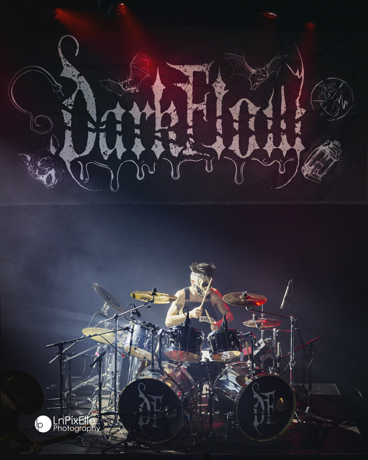 Soa Grihim à la batterie sous la bannière DarkFlow